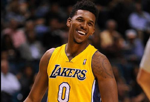 他背身抗住 他背身抗住